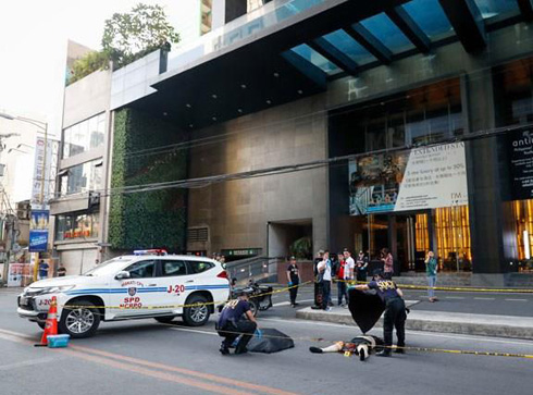 Two Koreans lay dead in front of I'M Hotel, Makati. The two are believed to have jumped.